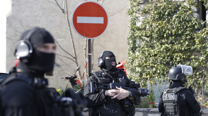 Salafisme: des sénateurs pointent des «zones ghettoïsées» et préconisent la déchéance de nationalité
