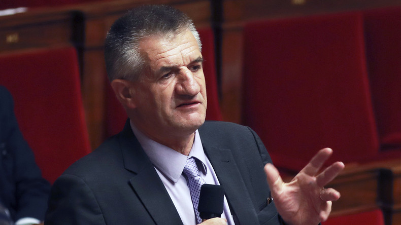 «Le petit peuple n’a pas le droit de voir l’équipe» de France, déplore Jean Lassalle