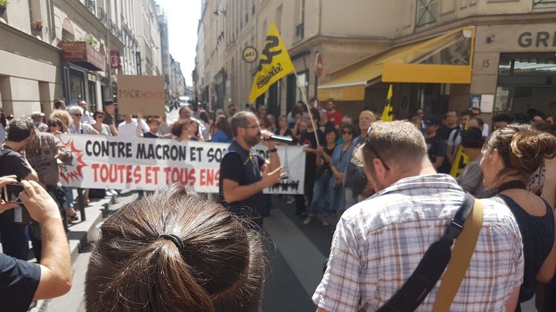 Affaire Benalla : des dizaines de personnes protestent près du QG de LREM à Paris (IMAGES)