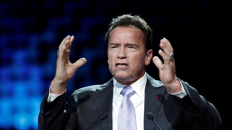 Arnold Schwarzenegger écrase une limousine avec son tank personnel (VIDEO)