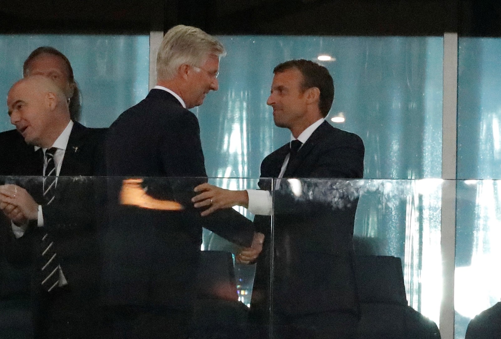 France-Belgique : Emmanuel Macron pouces en l'air pour célébrer le but de Samuel Umtiti (PHOTOS)