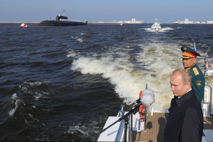 Quelque 40 navires et sous-marins défilent à Saint-Petersbourg pour la Journée de la Marine russe 