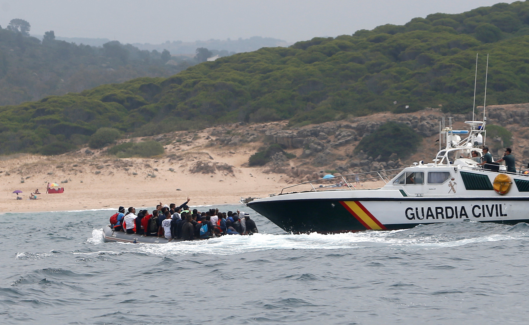 Des migrants débarquent sur une plage espagnole sous le regard médusé des vacanciers (IMAGES)