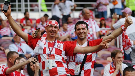 Merci la Russie ! Les Croates déploient une énorme bannière en plein cœur de Moscou