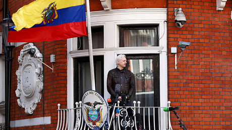 Julian Assange au balcon de l'ambassade d'Equateur, 19 mai 2017, illustration