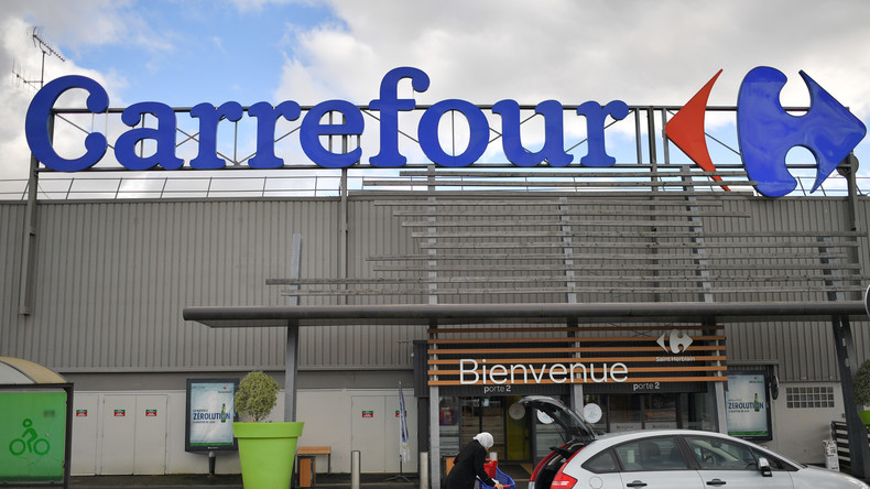 «Jour du dépassement» : des militants vident les rayons de supermarchés en France (VIDEOS)