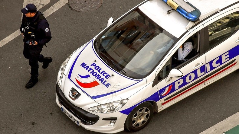 Seine-Saint-Denis : le gérant d'un bar forcé d'embrasser les pieds d'un commissaire de police