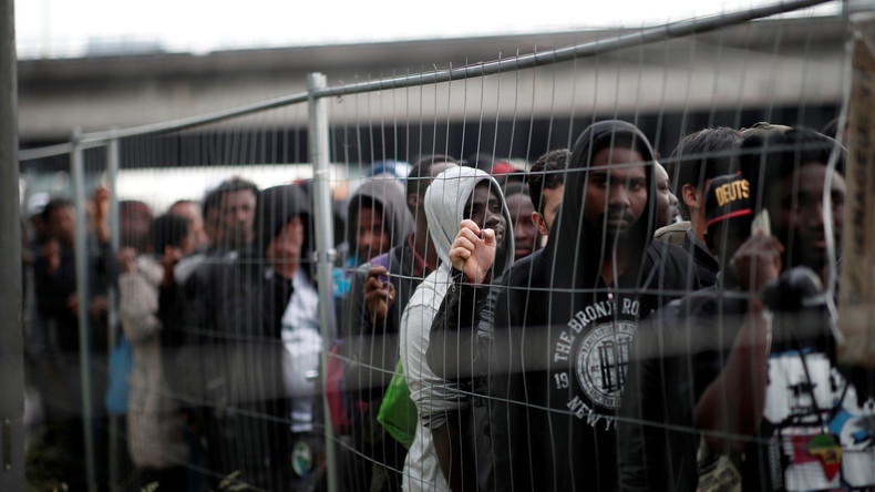 Faciliter l'embauche des migrants, est-ce une solution pour les secteurs qui peinent à recruter ?