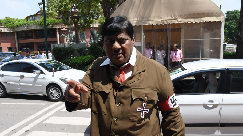 «Je suis venu pour suggérer quelque chose» : un député indien se rend au Parlement déguisé en Hitler