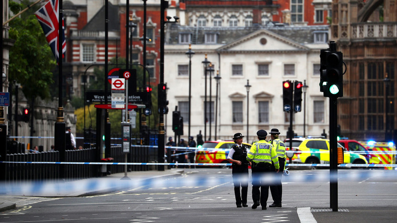 Londres : un véhicule fonce sur les barrières de sécurité du Parlement, le conducteur arrêté . 5b7292a509fac2fc718b4568