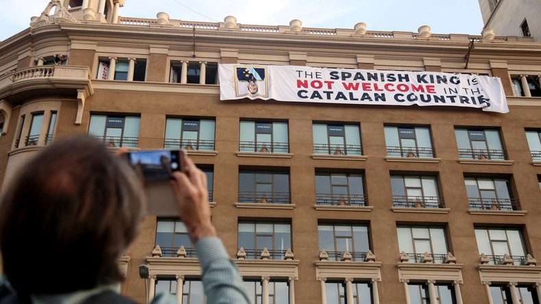 Attentats de Catalogne, un an après : une banderole et une manifestation contre le roi Felipe VI