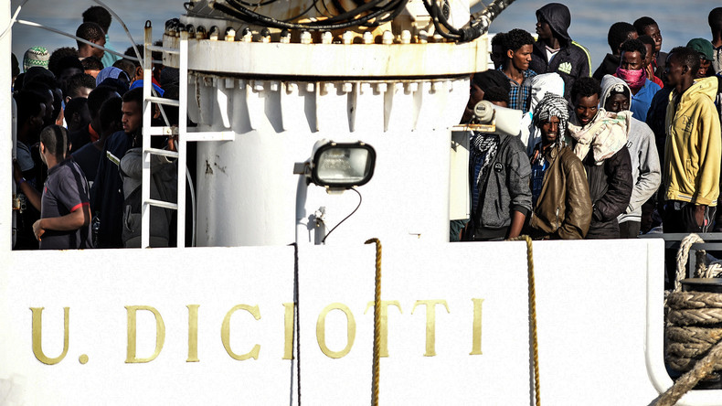 Le Diciotti accoste en Sicile avec 177 migrants à bord, Rome demande à l'UE d'«accomplir sa part»
