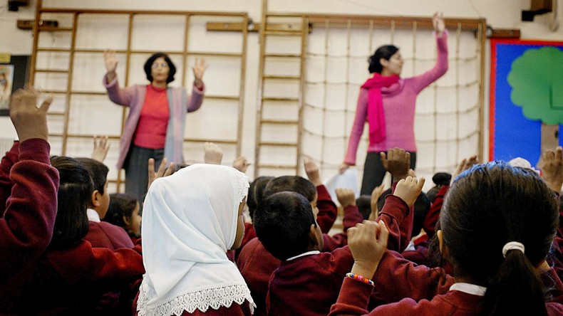 Le port du voile à l'école bientôt interdit en Belgique ? Ce qu'il en est chez ses voisins (VIDEO)
