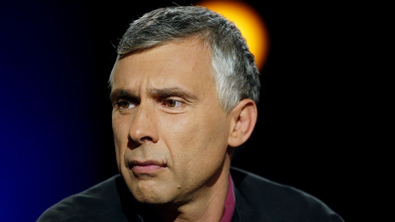 Pourquoi Daniel Schneidermann a-t-il supprimé un tweet humoristique accusé de transphobie ?