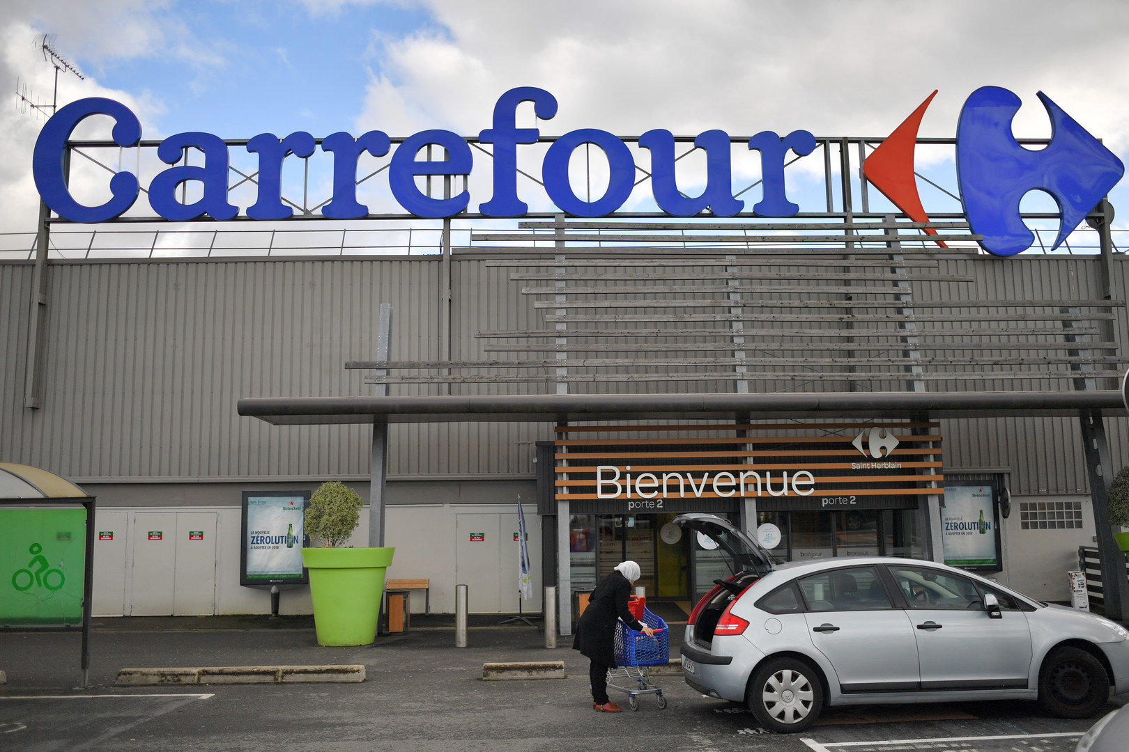 «Jour du dépassement» des militants vident les rayons de supermarchés en France (VIDEOS) — RT