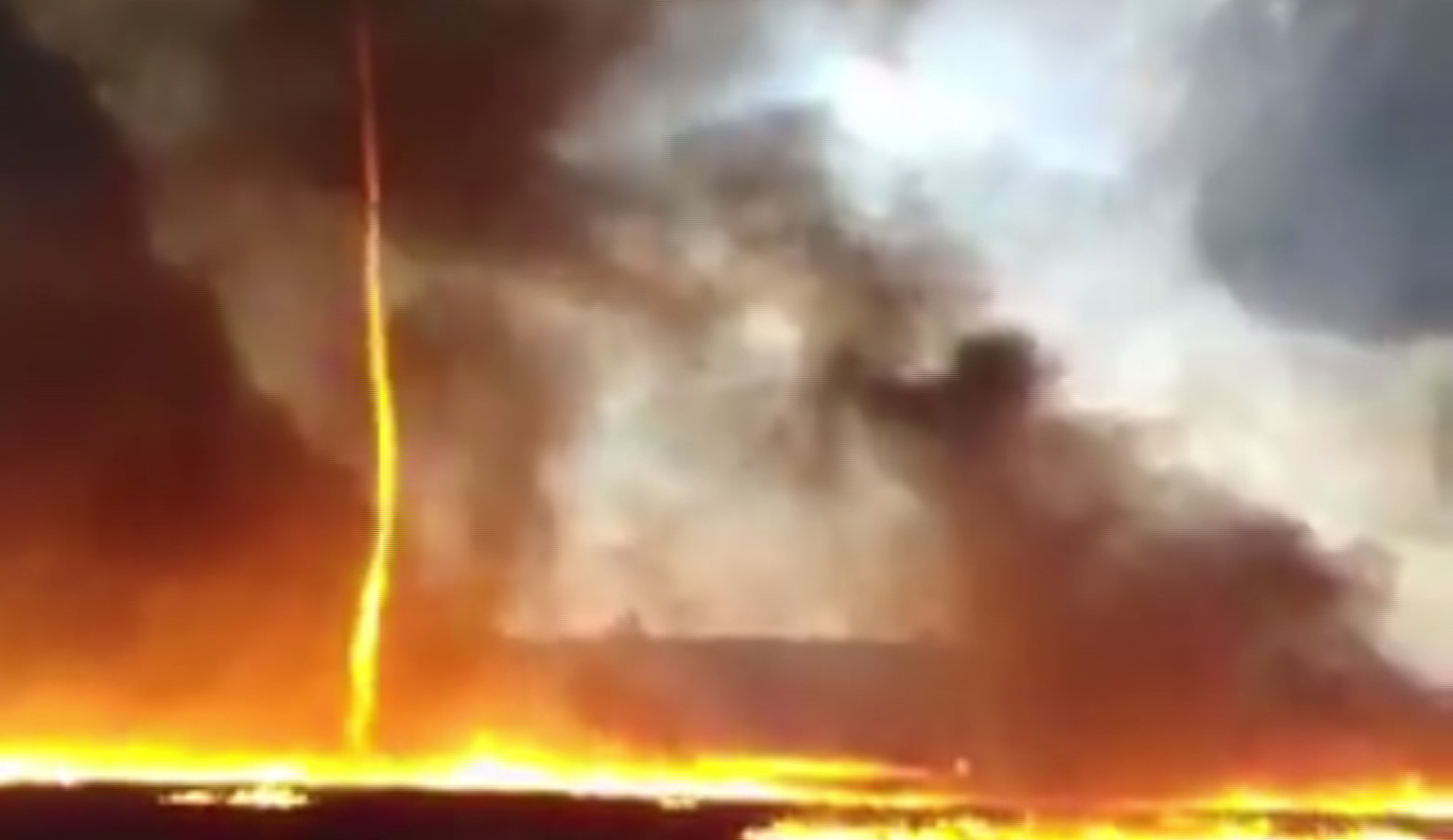 Une fascinante tornade de feu apparaît après un incendie ...