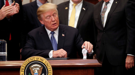 Donald Trump tenant dans sa main un jouet représentant un astronaute, à la Maison Blanche, le 11 décembre 2017 (image d'illustration).