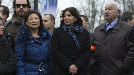 La maire de Paris Anne Hidalgo (au centre) et le forain Marcel Campion (à droite) le 1er janvier 2016 à Paris (image d'illustration).