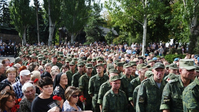 Donetsk : 120 000 personnes rassemblées pour rendre hommage à Alexandre Zakharchenko (IMAGES)