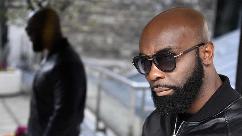 A Paris, Kaaris distribue des liasses de billets à des sans-abri dans la rue (VIDEO)