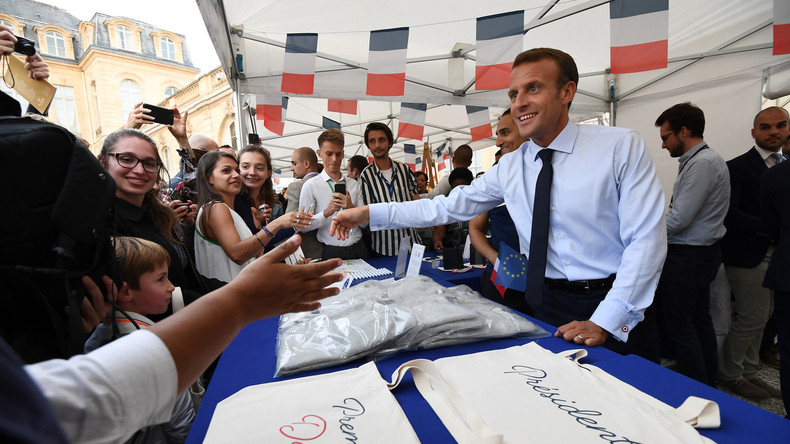 «Quel mépris !», «une honte !» : les politiques fustigent l'échange entre Macron et un jeune chômeur