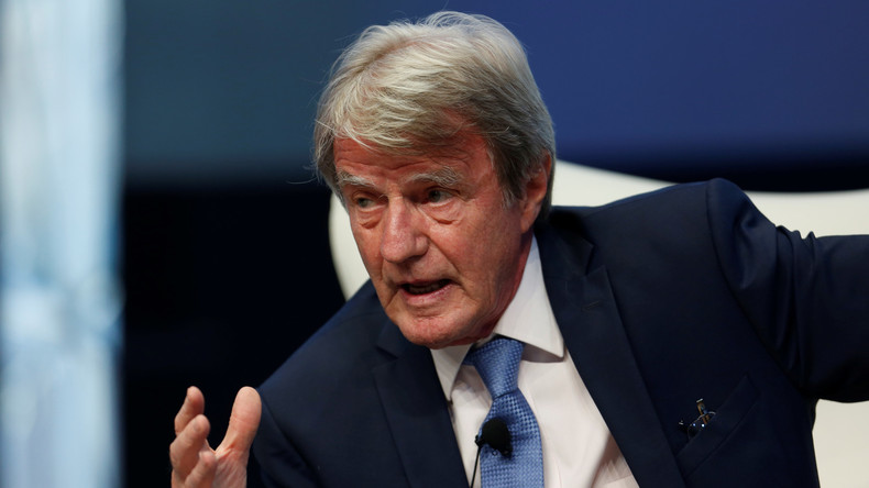 Pour Bernard Kouchner, la France devrait «prendre plus» de migrants et suivre l'exemple allemand
