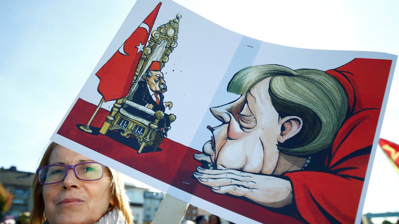 Cologne : manifestation contre le président turc Erdogan, venu inaugurer une grande mosquée (IMAGES)