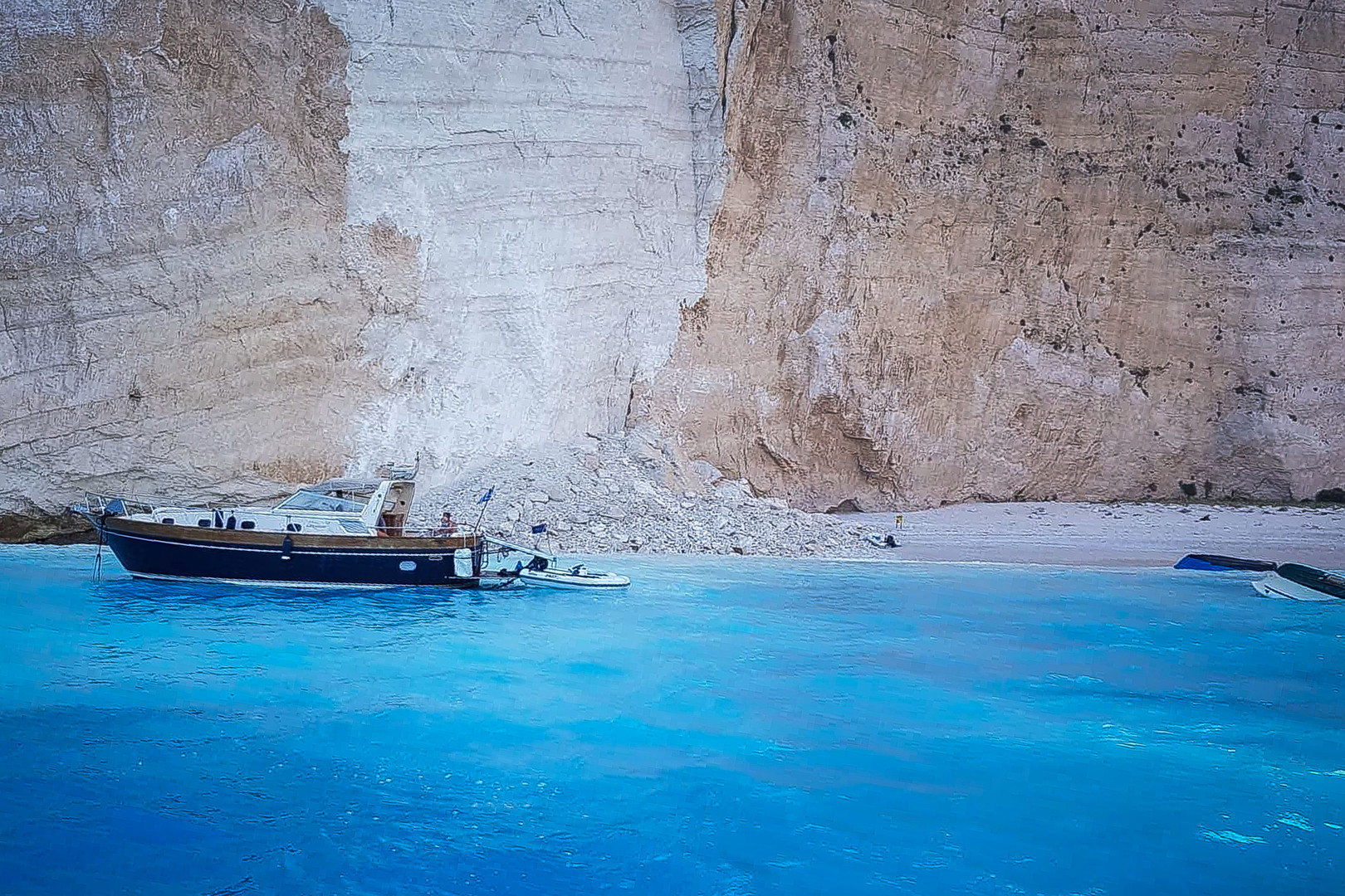 Grèce : un pan de falaise s'effondre sur une plage ...