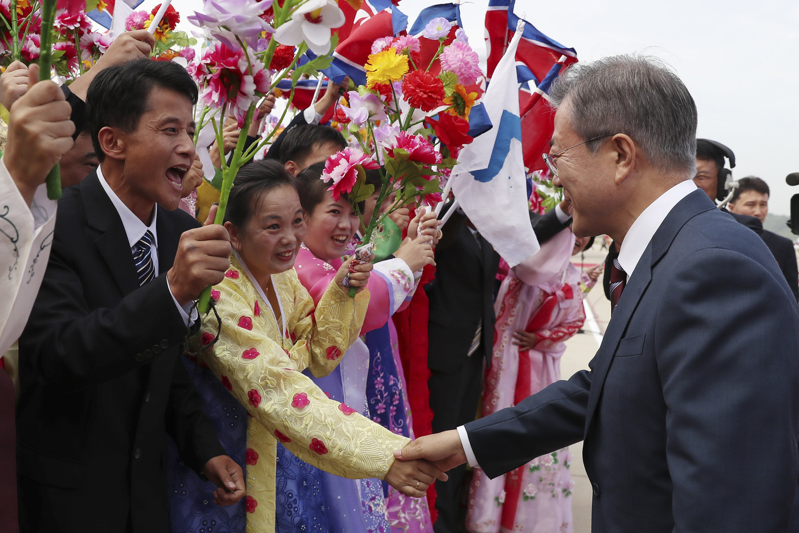 Les deux dirigeants coréens défilent sous les acclamations à Pyongyang (IMAGES)