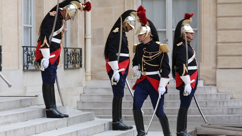 Insoumis, Hollande, souverainistes... : ces voix critiques du régime de la Ve République
