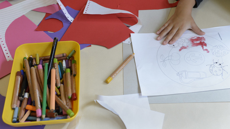 Un réseau d'écoles islandaises apprend aux garçons à se vernir les ongles et à jouer à la coiffeuse
