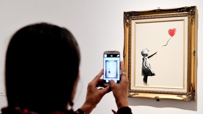 Tout juste vendue aux enchÃ¨res pour plus d'un million d'euro, une Å“uvre de Banksy s'auto-dÃ©truit