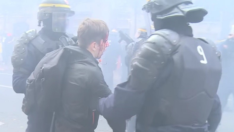 Paris : affrontements entre manifestants et policiers, un jeune blessé à la tête (VIDEO)