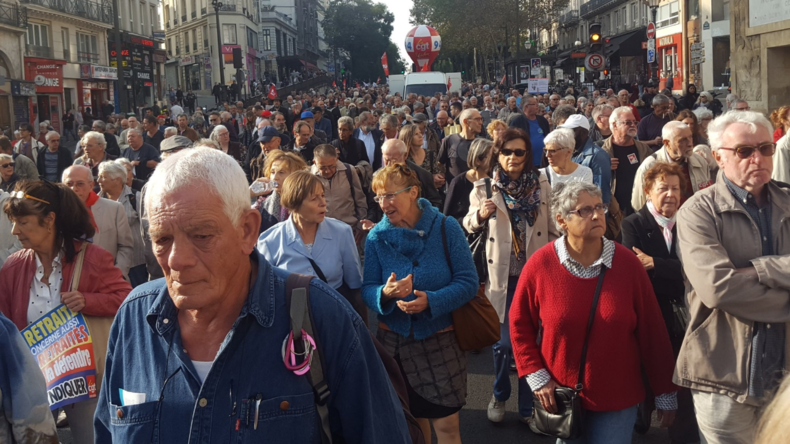 A Paris, les retraités battent le pavé pour sauver leurs pensions (IMAGES 5bc8923409fac293398b456b
