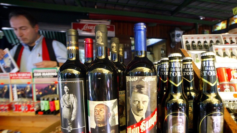 Malaise en Allemagne : une élue de l'AfD pose avec des bouteilles à l'effigie d'Hitler