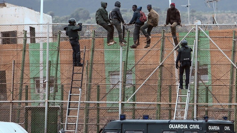 200 migrants parviennent à franchir la barrière séparant le Maroc de Melilla (VIDEOS)