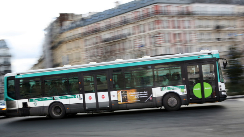 La vidéo d'un passager de bus rouant de coups son agresseur affole Twitter (VIDEO)