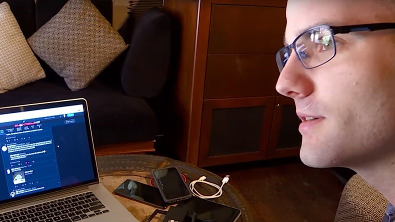 Découvrez ce lanceur d'alerte français qui traque les applications et sites abusifs (VIDEO)