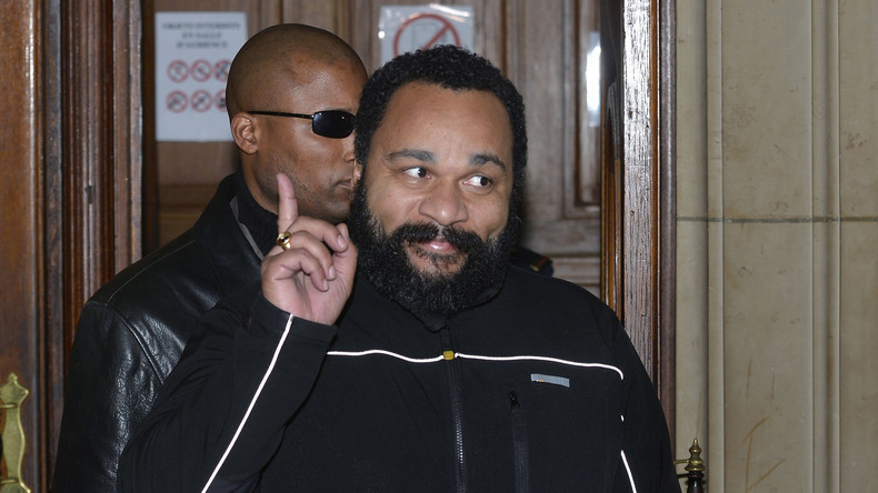 Dieudonné joue son spectacle dehors devant un cordon policier, les internautes réagissent