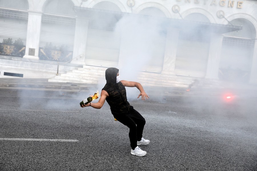 «De l'argent pour l'éducation, pas pour les massacres de l'OTAN» : violences à Athènes (IMAGES)
