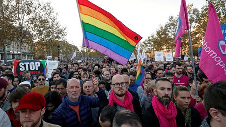 Des personnes manifestent contre les violences homophobes sur la place de la République à Paris, le 21 octobre 2018. 