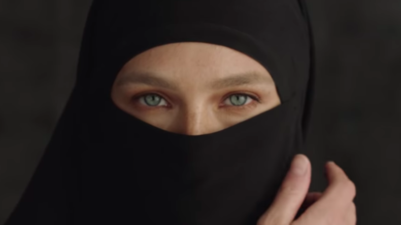 «L'Iran est-il là ?» : une publicité avec un mannequin israélien en niqab crée la polémique
