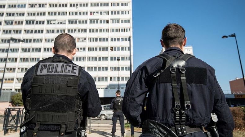 Essonne : une ado de 13 ans mise en examen pour avoir jeté de l'acide sur un policier