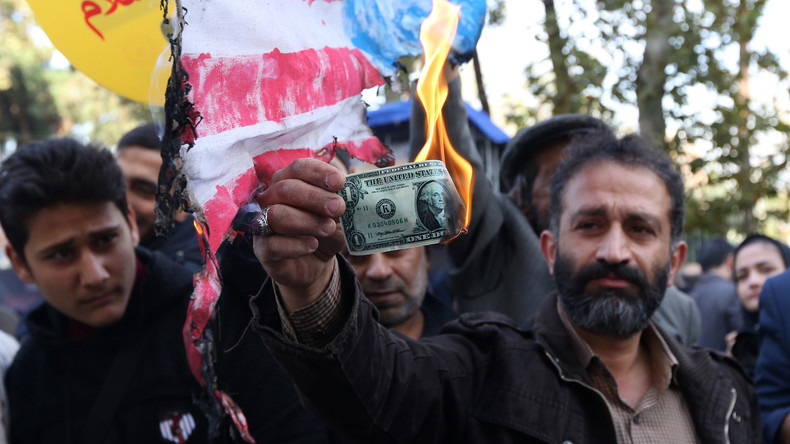 Dollars et effigies de Trump brûlés à Téhéran pour protester contre le retour des sanctions (IMAGES)