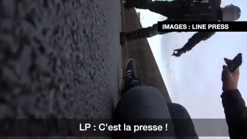 «C’est à cause de vous que la France part en couille» : un policier met un journaliste au sol