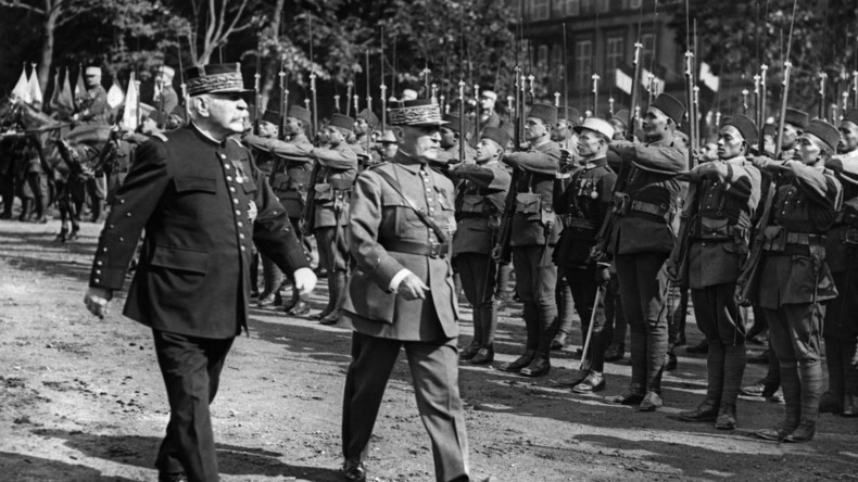 De Mélenchon à Philippot, Macron vertement critiqué pour son hommage au «grand soldat» Pétain