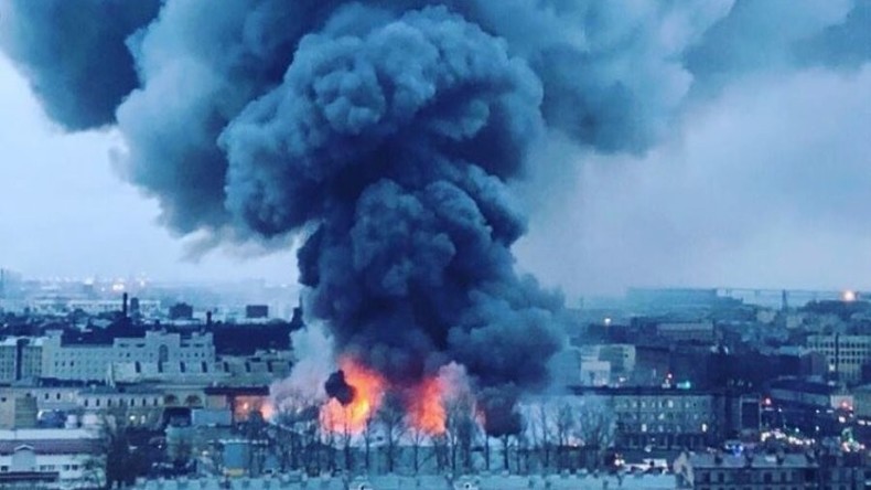 Russie : un violent incendie ravage un centre commercial de Saint-Pétersbourg (IMAGES)