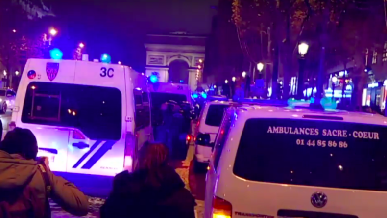«Plus rien à perdre» : les ambulanciers bloquent les Champs-Elysées (VIDEOS)