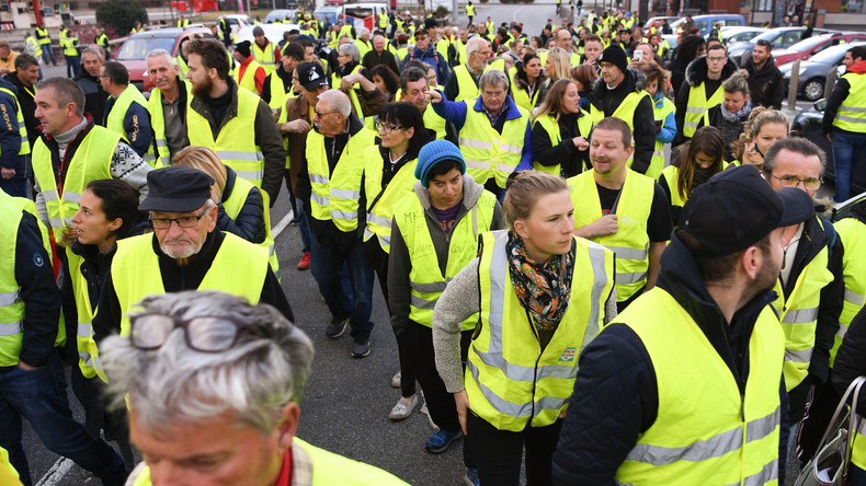 Gilets Jaunes Une Manifestante Tuée Par Une Voiture Au