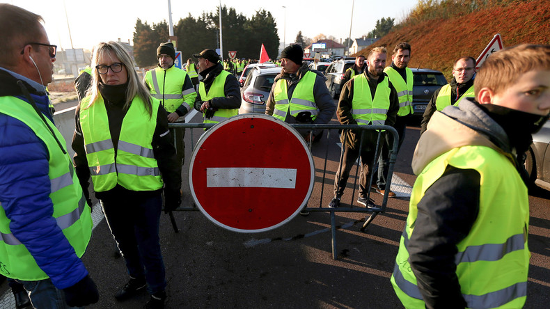 Un automobiliste renverse un policier en forçant un barrage des «gilets jaunes» (VIDEO)